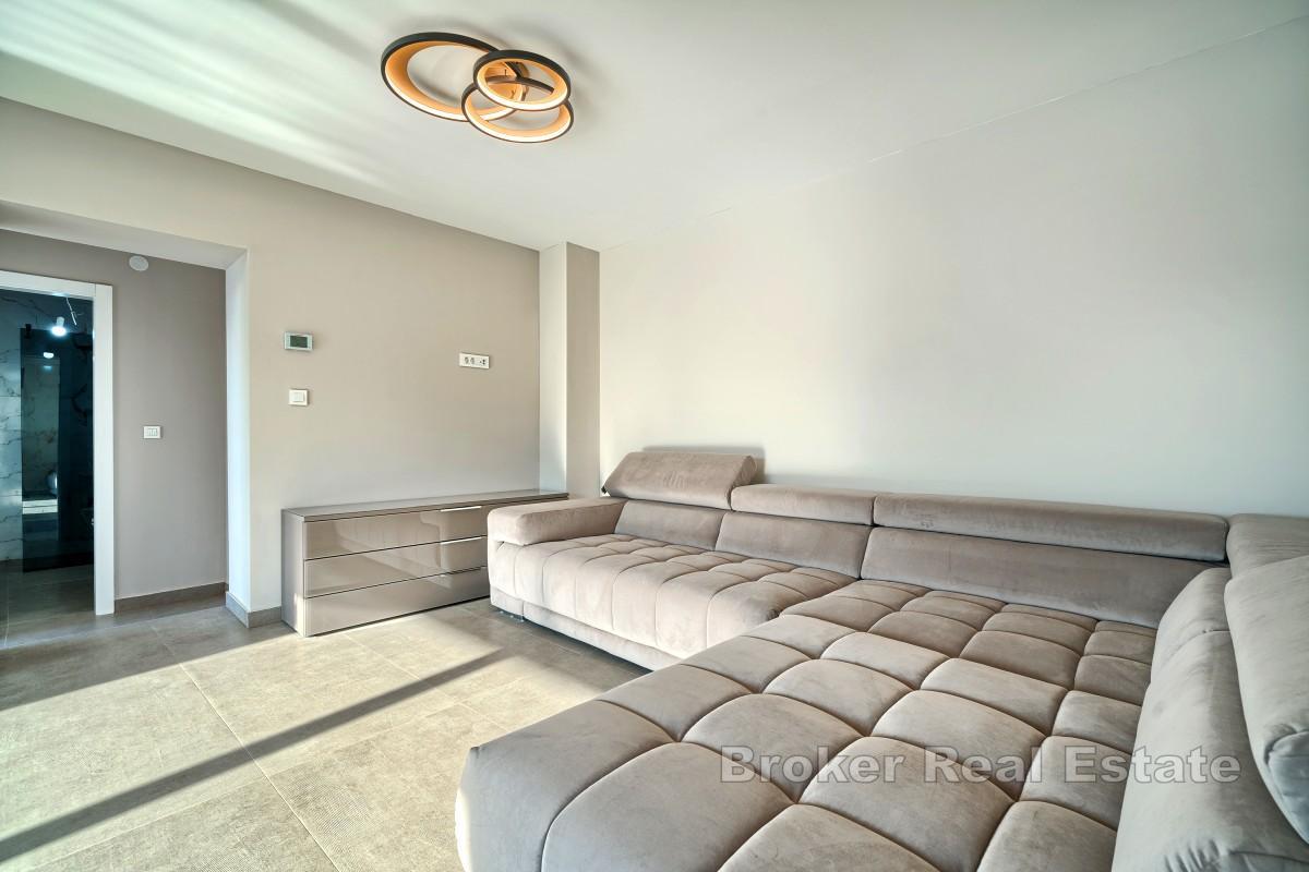 Moderne Villa - erste Reihe zum Meer in der Nähe von Rogoznica