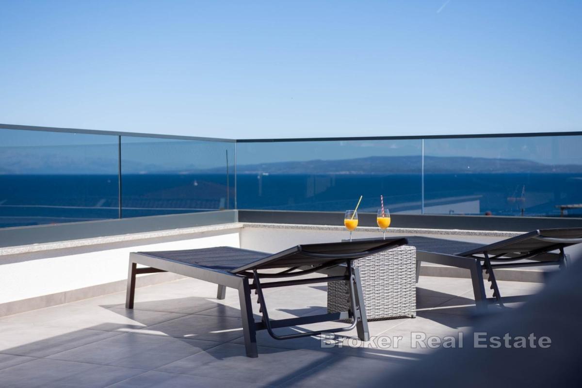 Attico moderno con vista mare