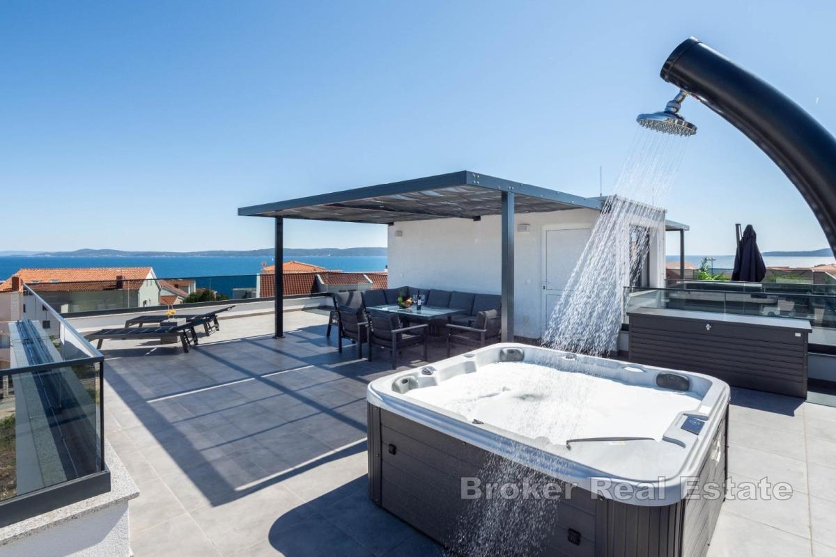Attico moderno con vista mare