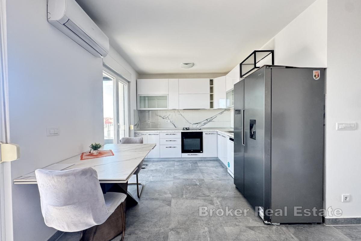 Moderní apartmán se 2 ložnicemi a výhledem na moře