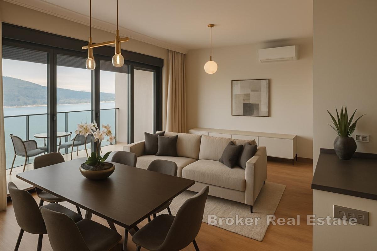 En modern villa under uppbyggnad med havsutsikt