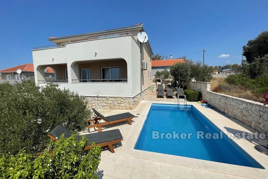 Haus mit Pool und Panoramablick auf das Meer