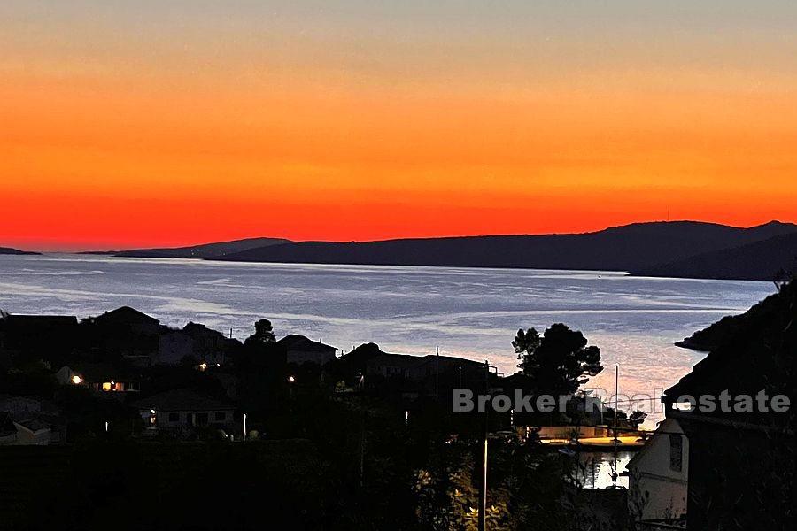 Kamienny dom z widokiem na morze