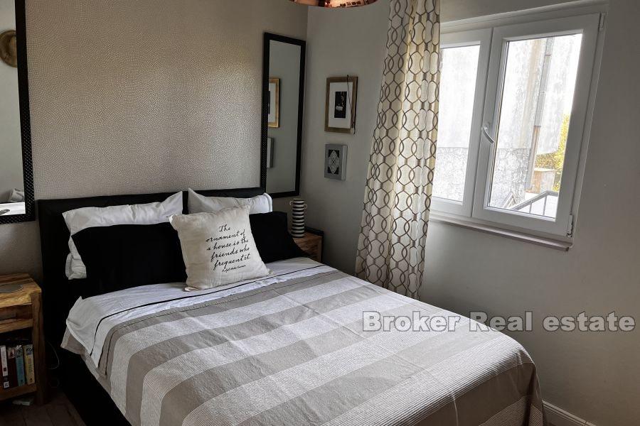 Kamienny dom z widokiem na morze