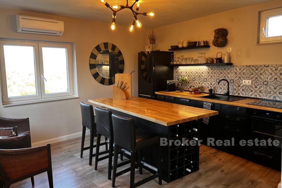 Kamienny dom z widokiem na morze