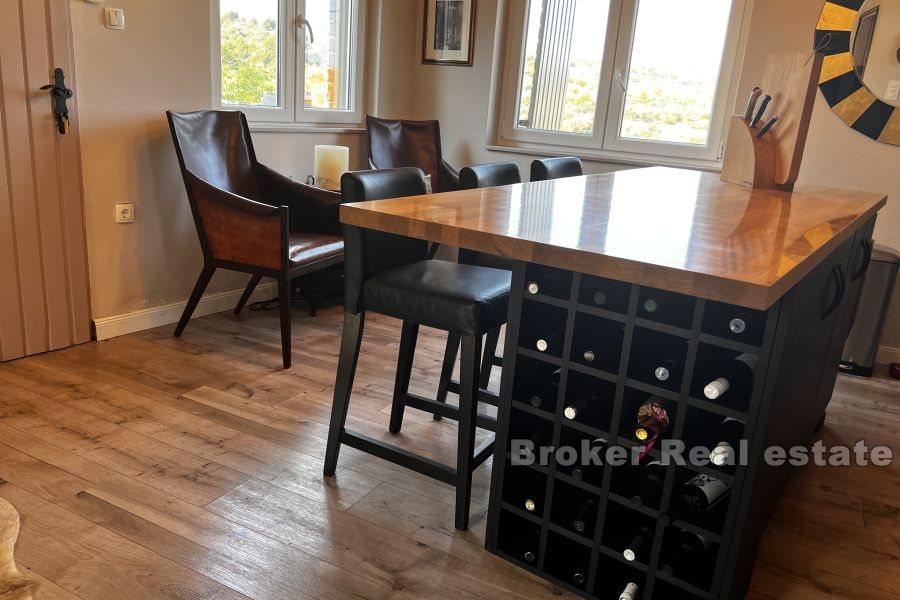 Kamienny dom z widokiem na morze