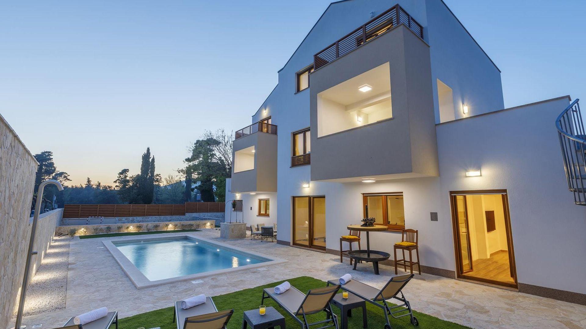 01-2031-109-Kastela-Luxury-villa-with-a-sea-view-for-sale