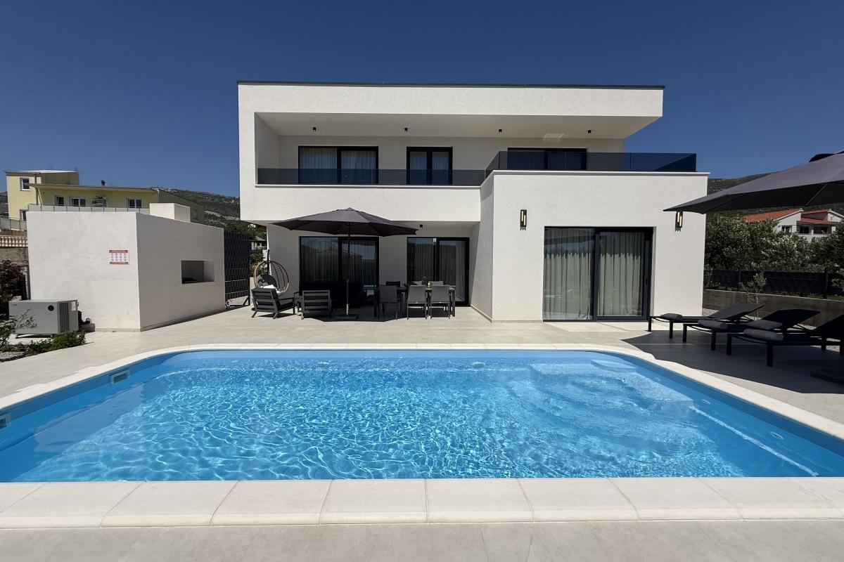 001-2031-113-Kastela-modern-house-with-pool-and-sea-view-sale