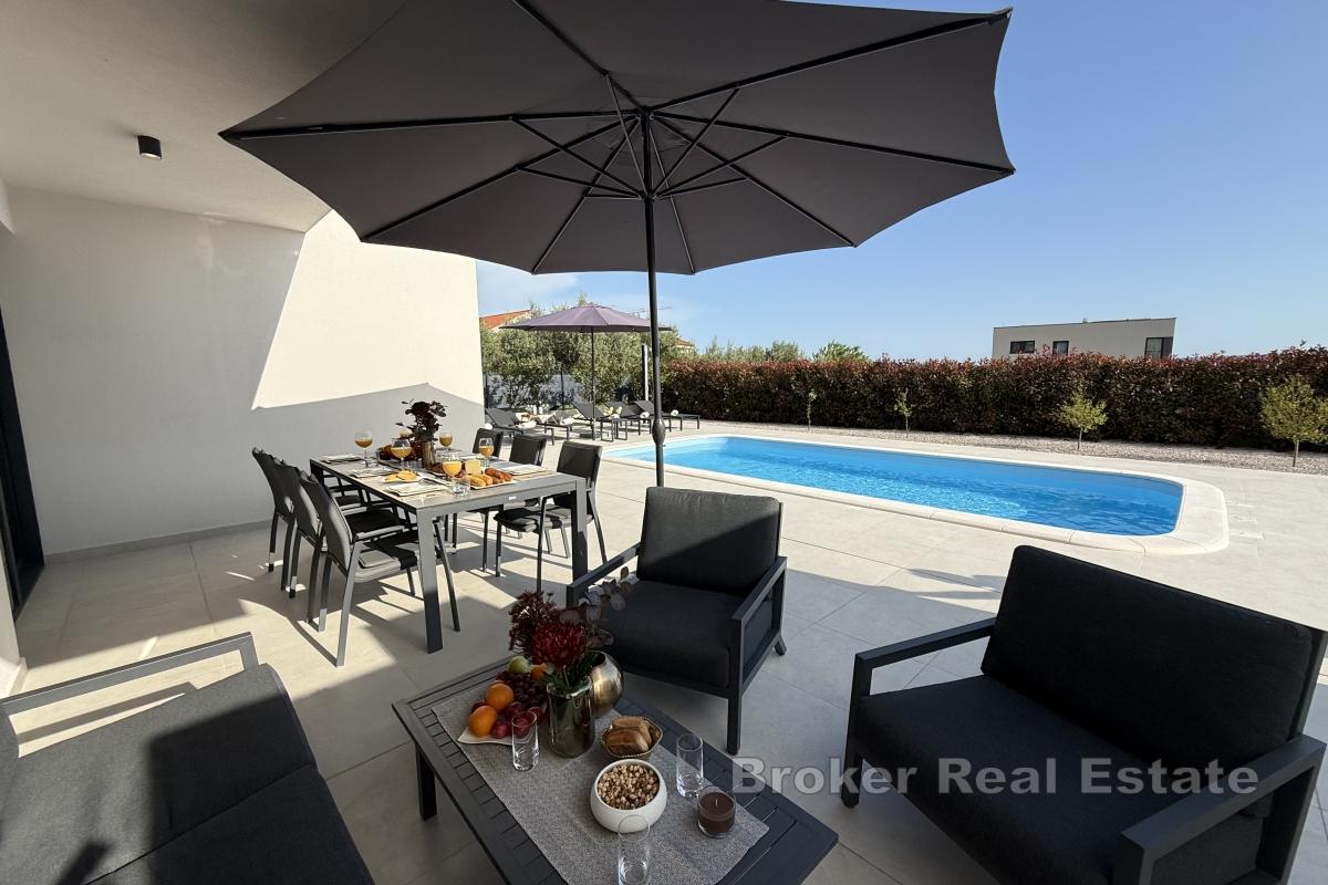 Nuovo edificio moderno con vista mare