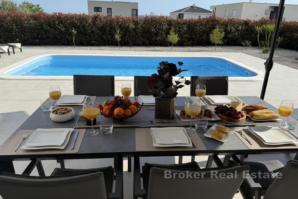 Moderne nybygg med havutsikt