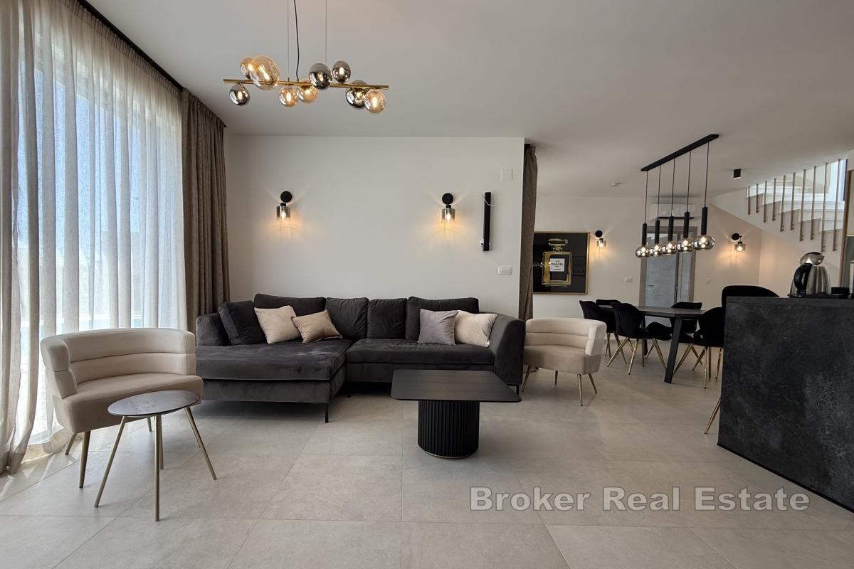 Moderne nybygg med havutsikt