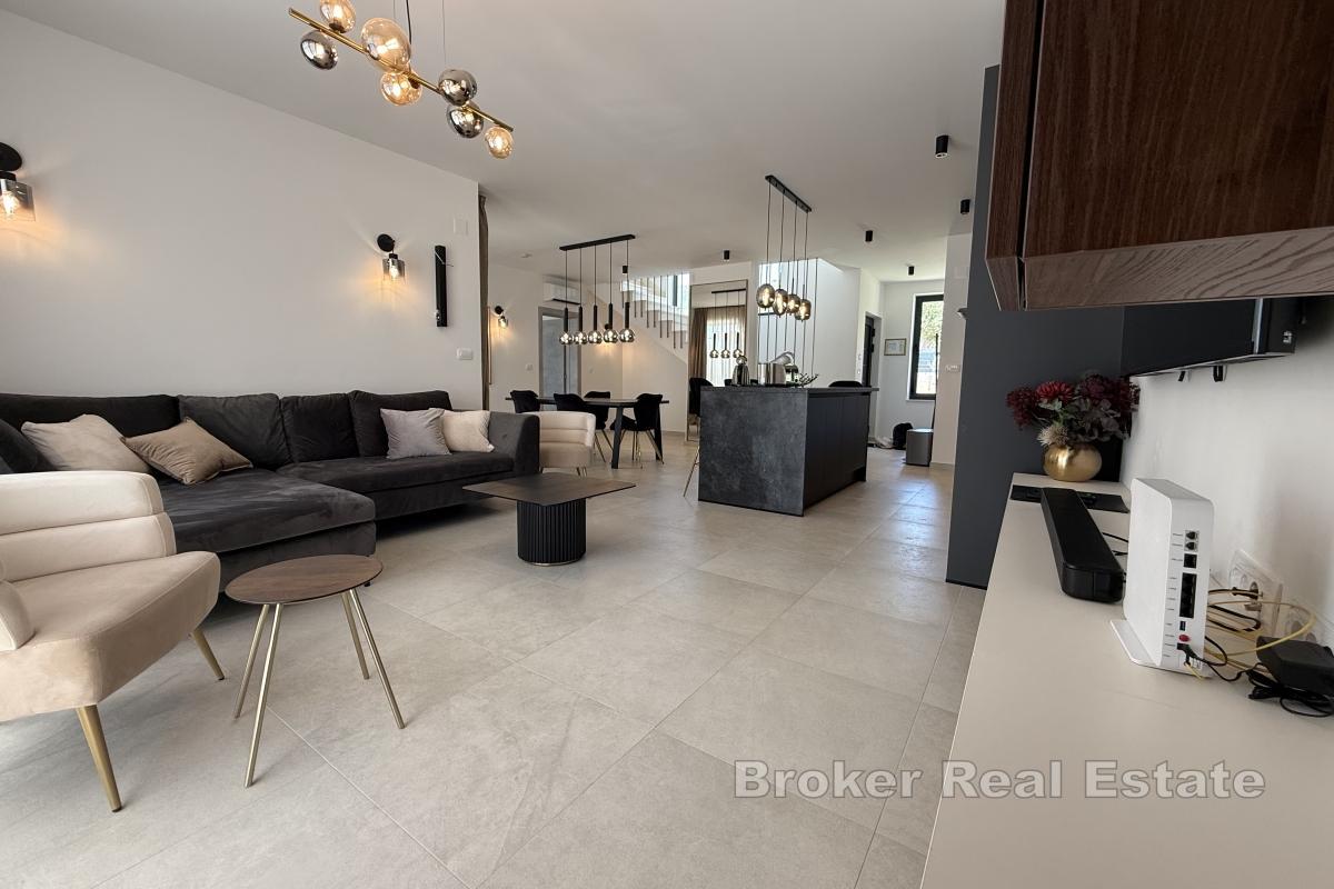 Moderne nybygg med havutsikt