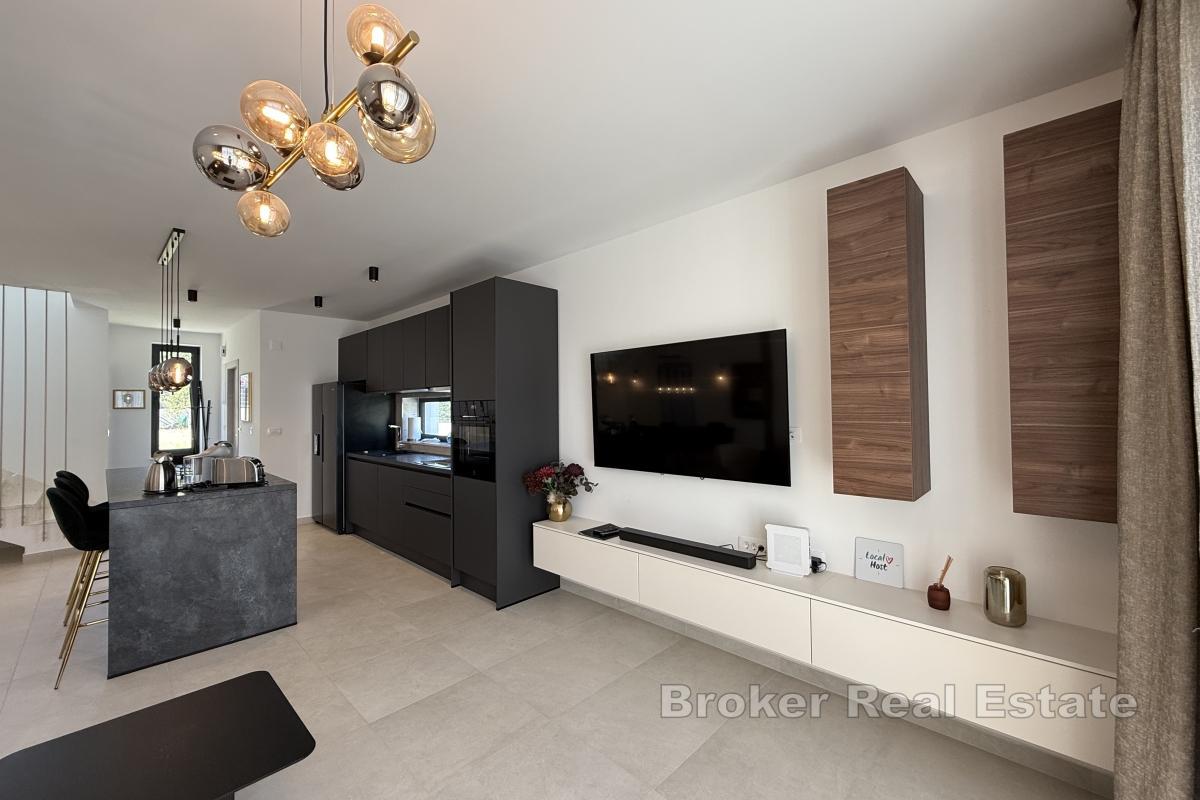 Moderní nová budova s výhledem na moře