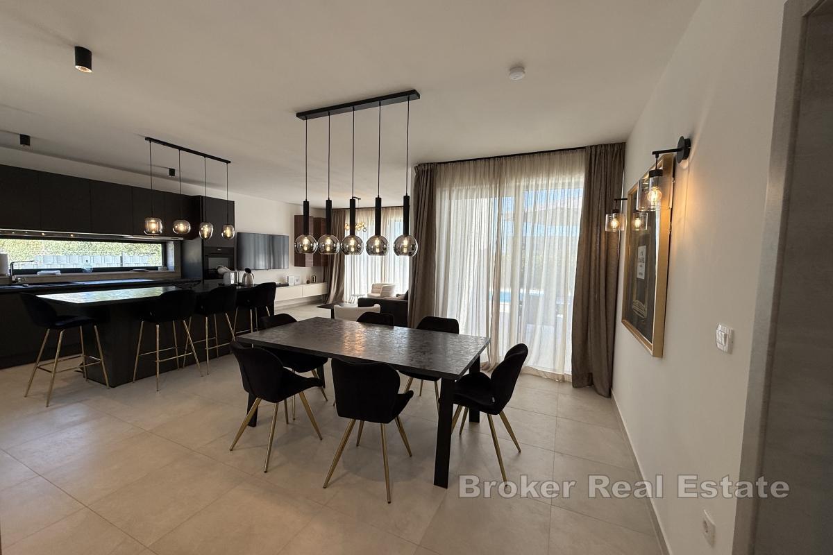 Moderní nová budova s výhledem na moře