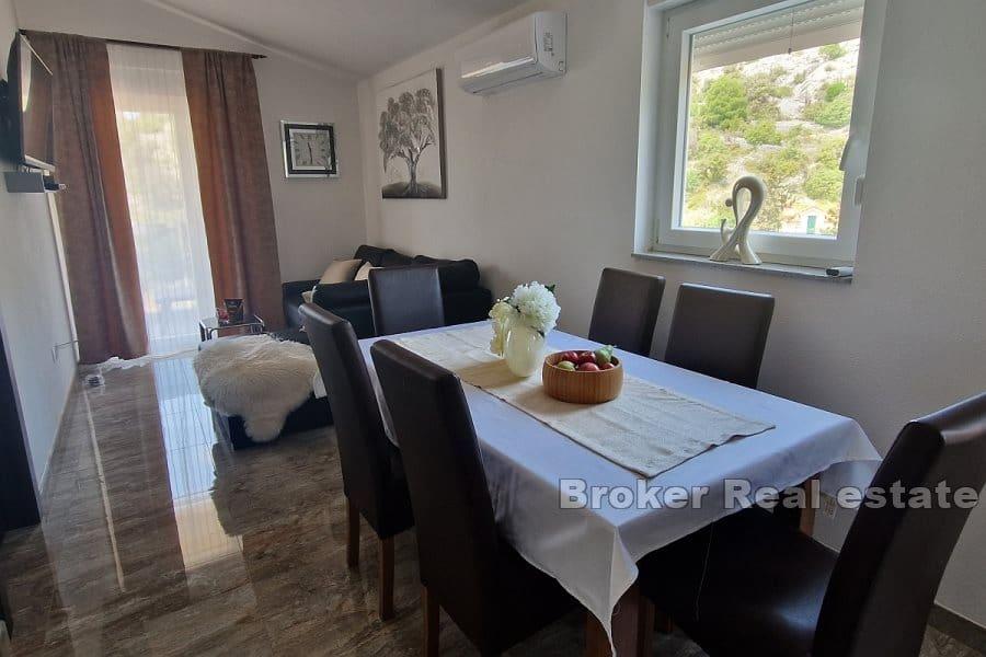 Semi-detached apartment house second row from the sea