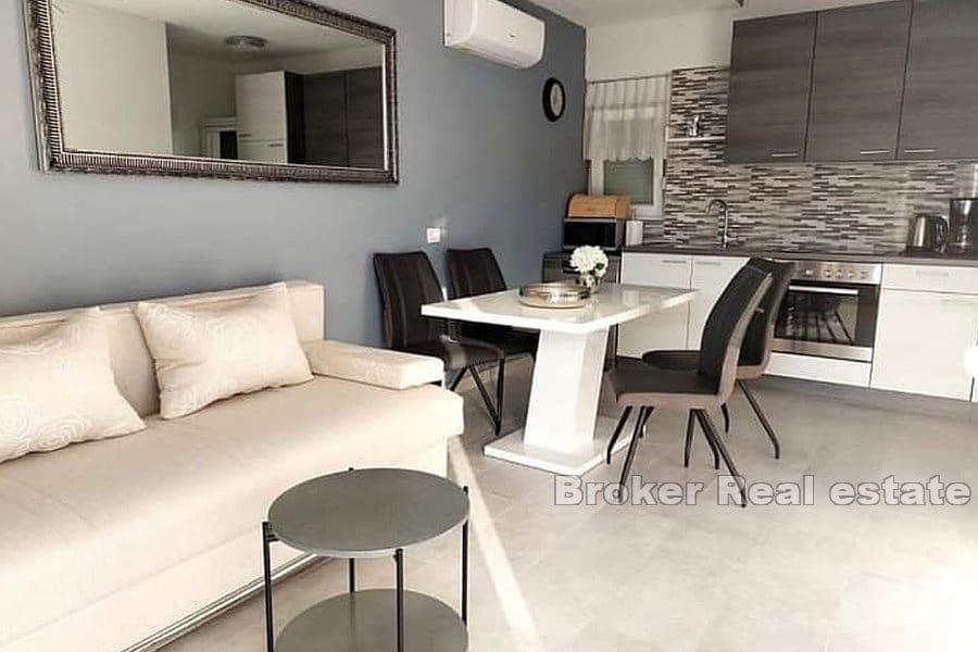 Semi-detached apartment house second row from the sea