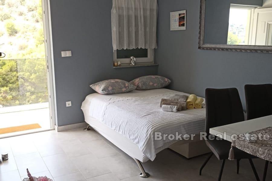 Semi-detached apartment house second row from the sea