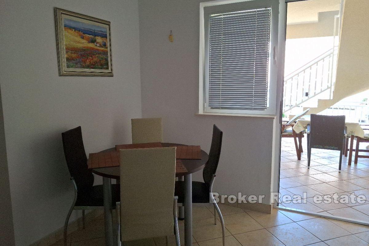 Dom apartamentowy z otwartym widokiem na morze