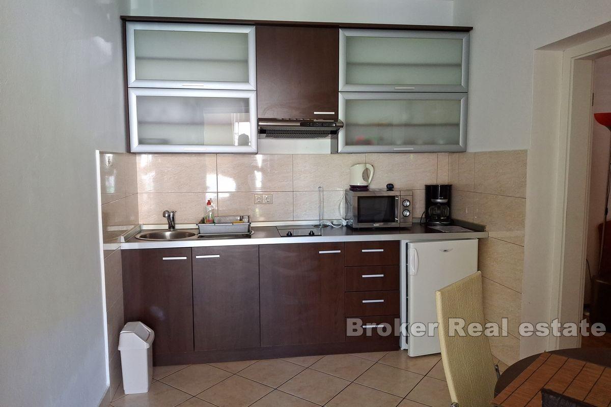 Ein Apartmenthaus mit offenem Meerblick