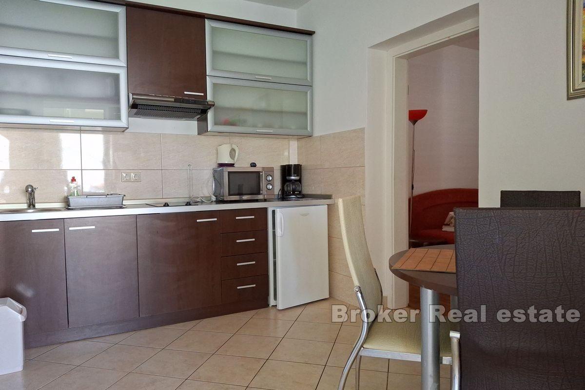 Ein Apartmenthaus mit offenem Meerblick