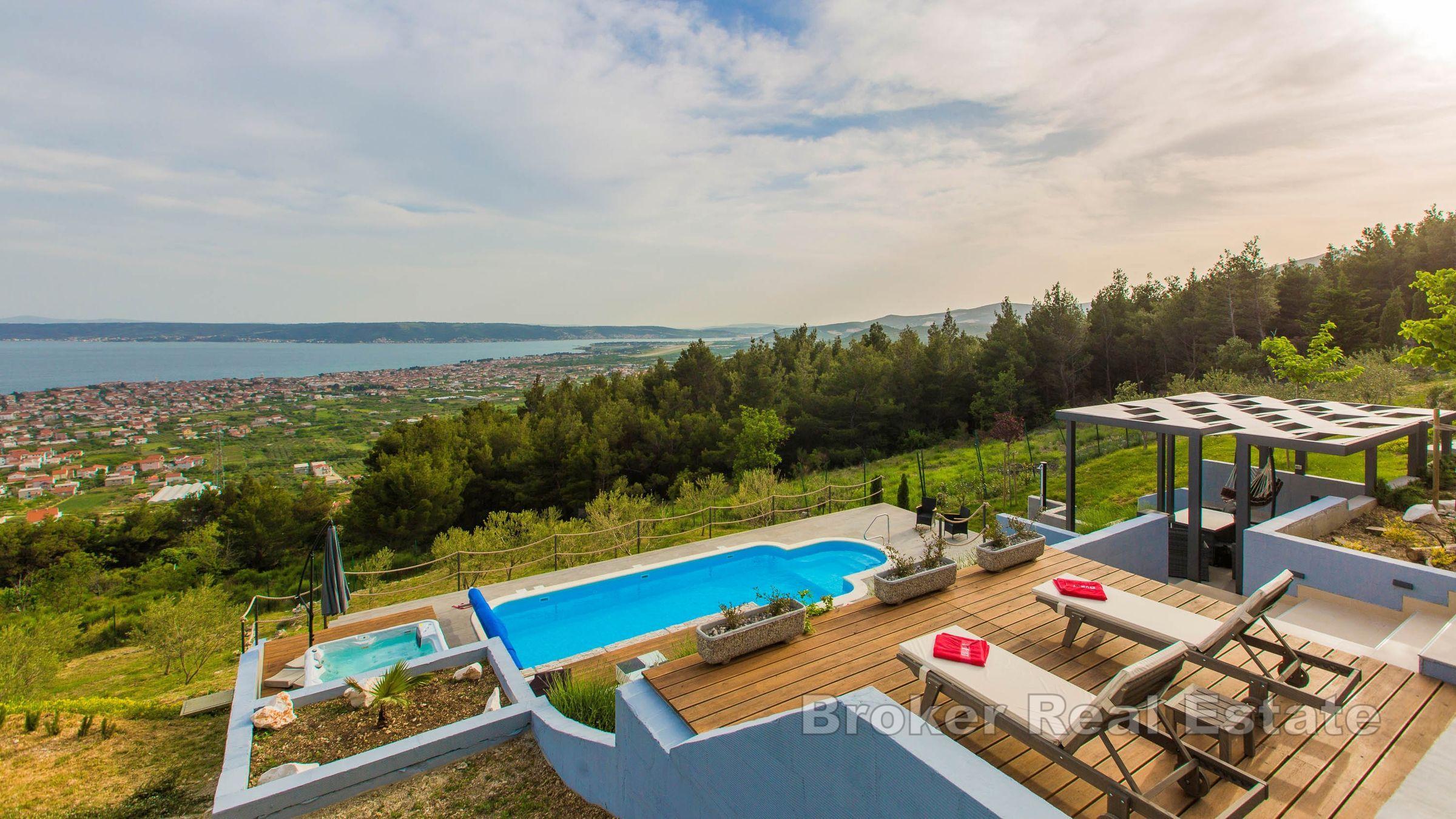 Lyxig villa med panoramautsikt över havet