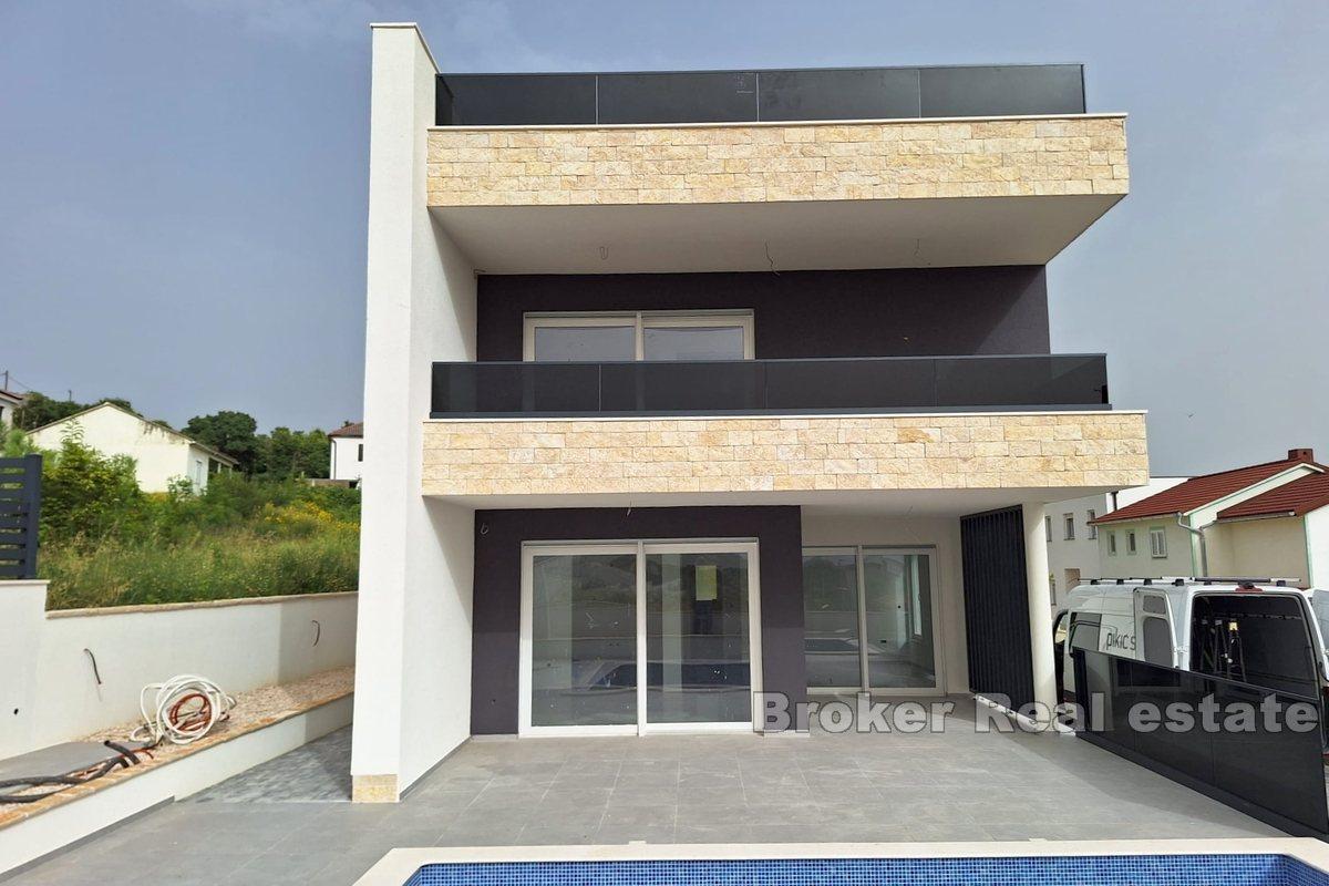 Neu gebaute Villa mit Meerblick