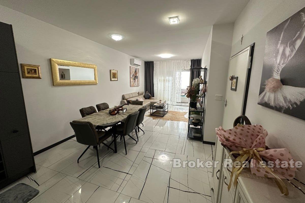 Nowoczesny apartament z częściowym widokiem na morze