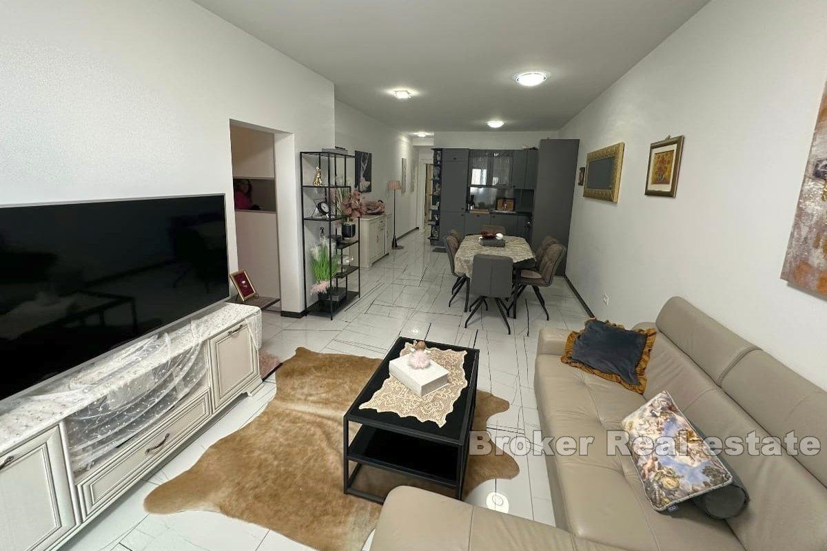 Nowoczesny apartament z częściowym widokiem na morze