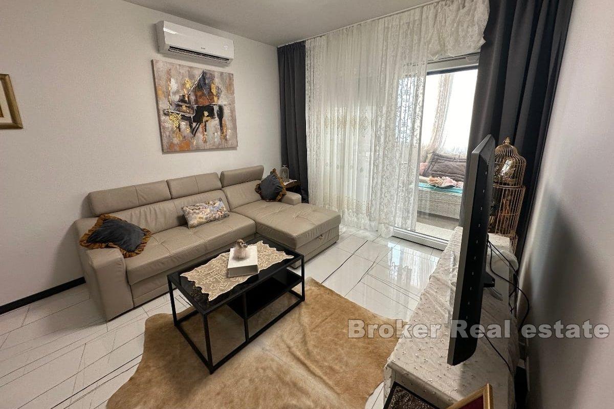 Nowoczesny apartament z częściowym widokiem na morze