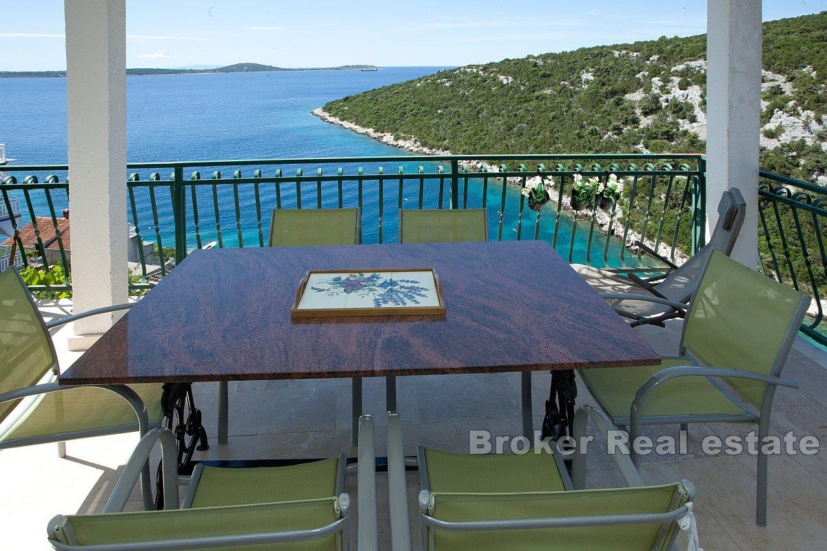 Maison d'appartements au deuxième rang de la mer avec vue dégagée sur la mer