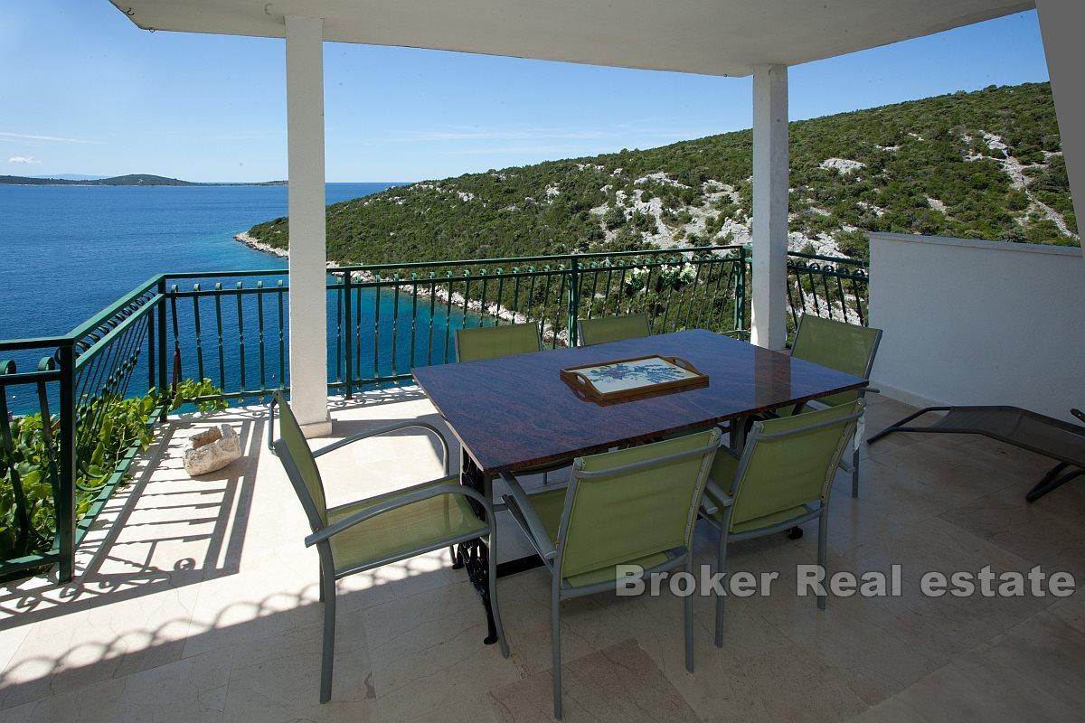 Maison d'appartements au deuxième rang de la mer avec vue dégagée sur la mer