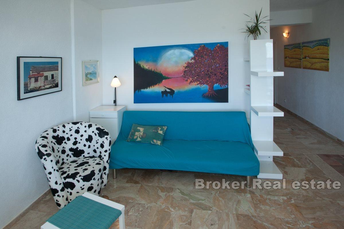 Maison d'appartements au deuxième rang de la mer avec vue dégagée sur la mer