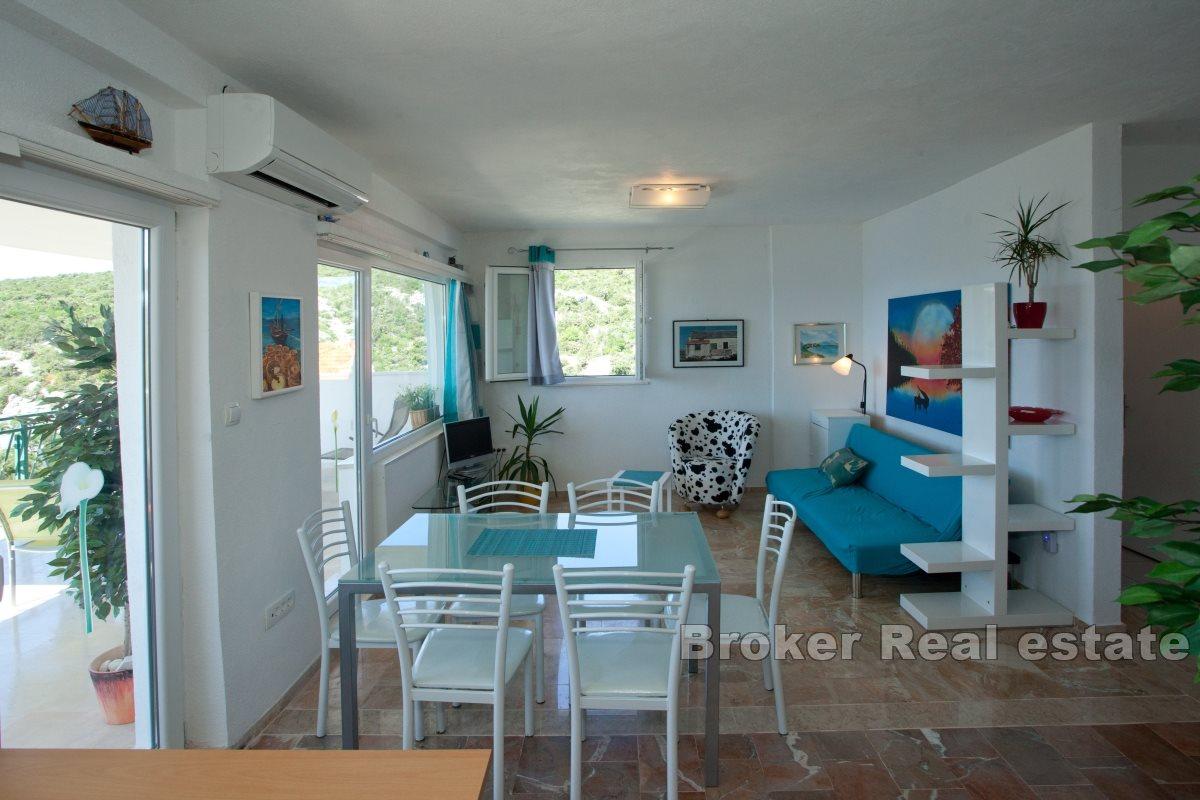 Maison d'appartements au deuxième rang de la mer avec vue dégagée sur la mer