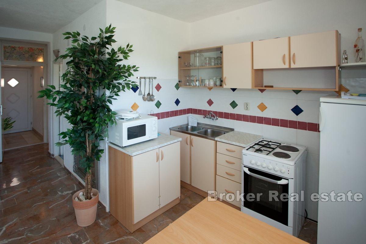 Apartmánový dům druhá řada od moře s otevřeným výhledem na moře