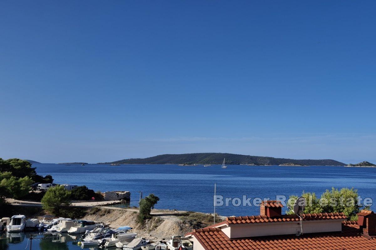 Haus in zweiter Reihe zum Meer mit offenem Meerblick