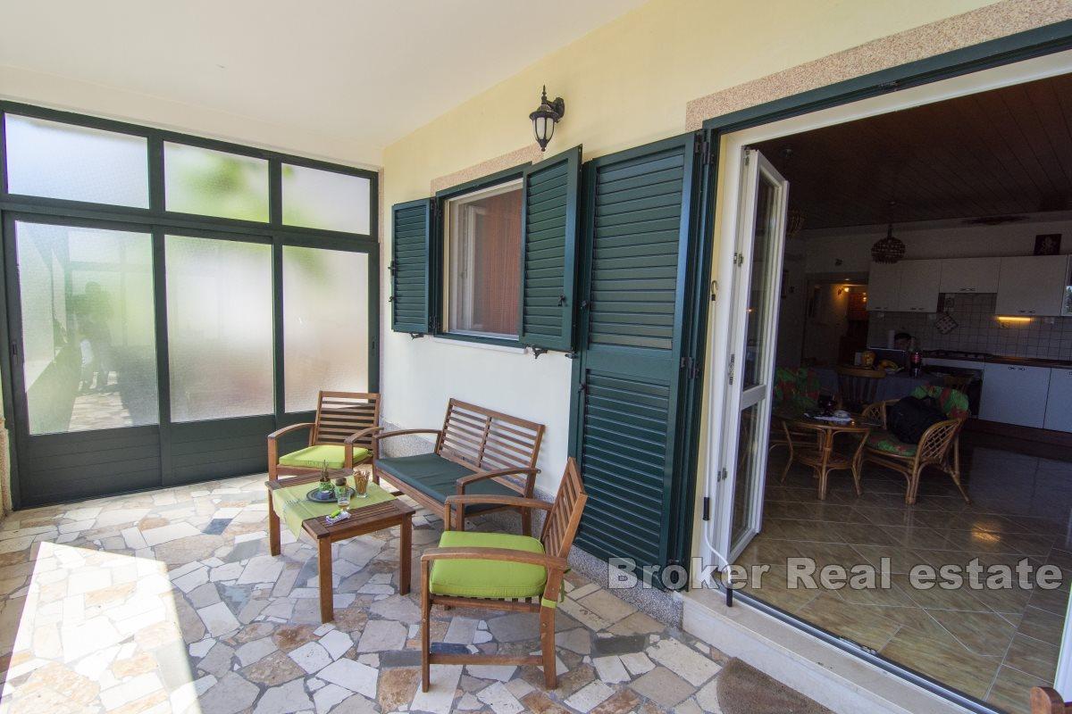 Kuća u drugom redu od mora s otvorenim pogledom na more