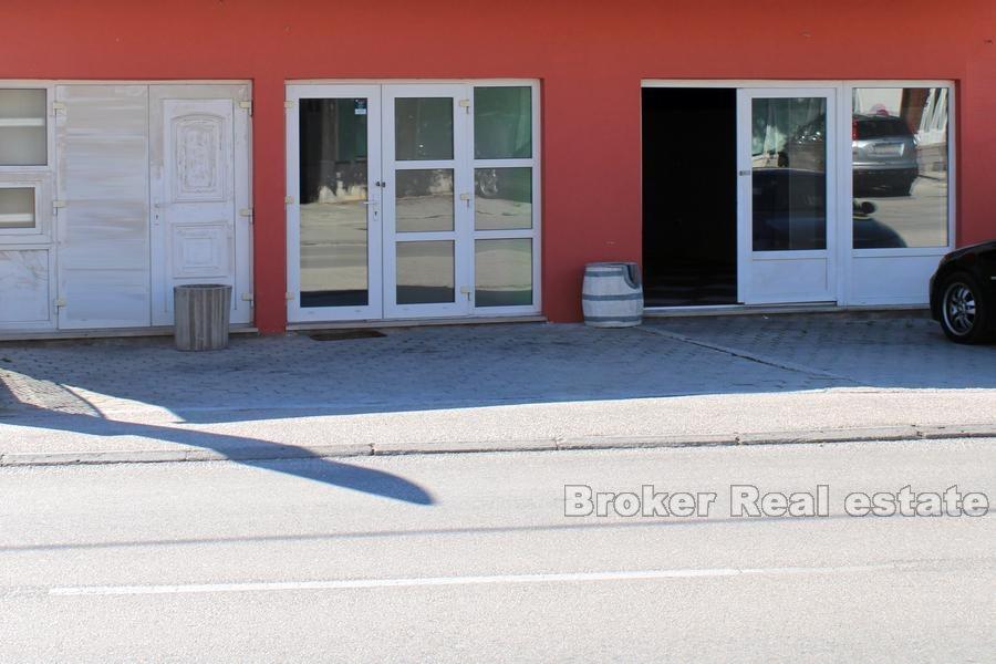 Obchodní prostor u frekventované silnice