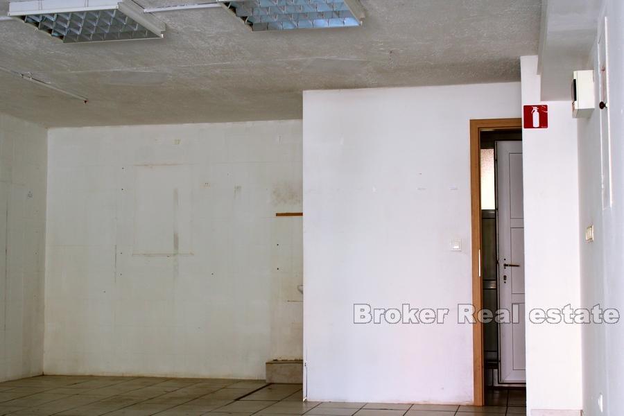 Obchodní prostor u frekventované silnice