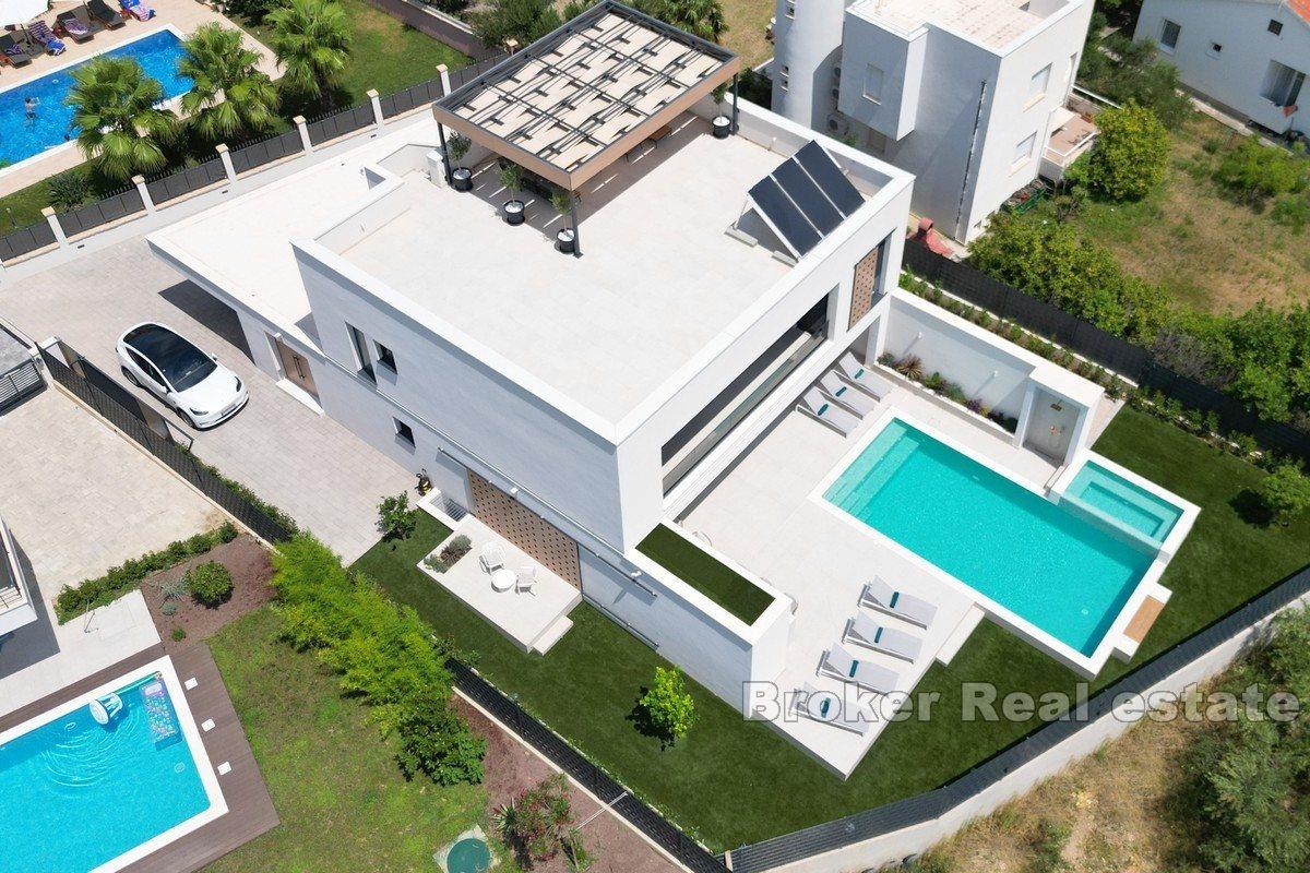 Moderní nově postavená vila s bazénem
