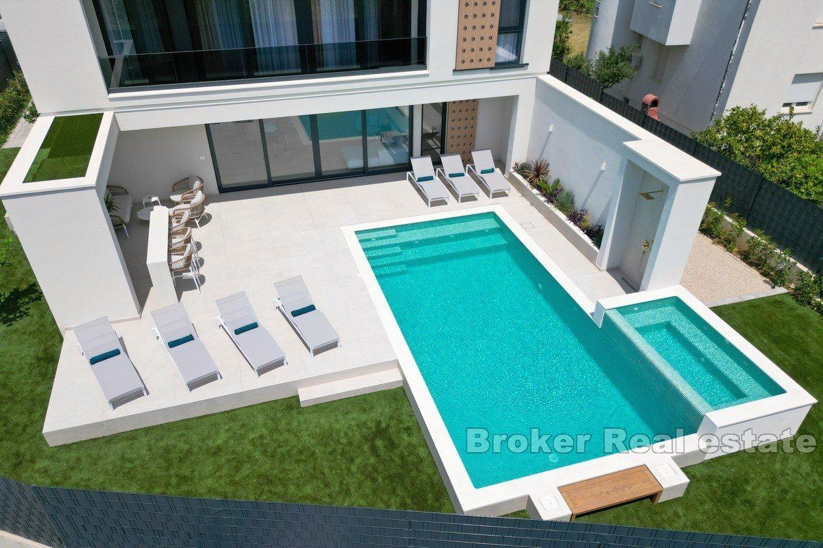 Villa moderne nouvellement construite avec piscine