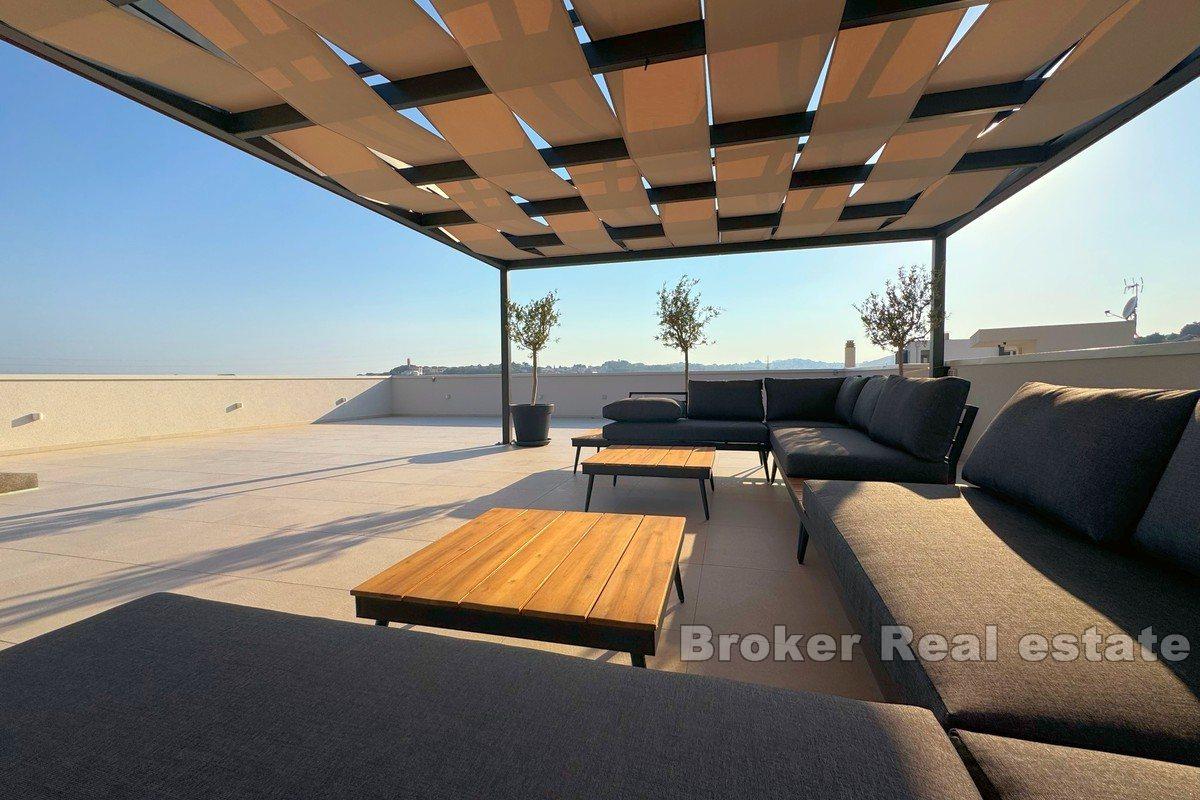 Villa moderne nouvellement construite avec piscine