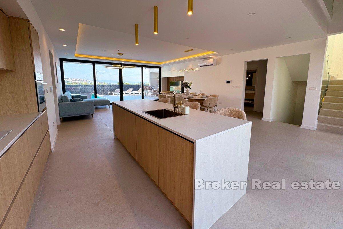 Moderní nově postavená vila s bazénem