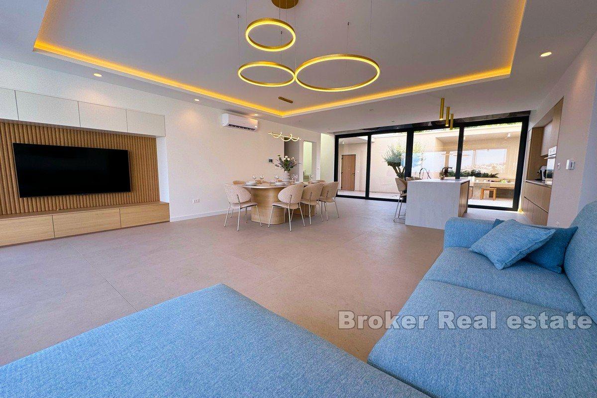 Moderne Neubauvilla mit Pool