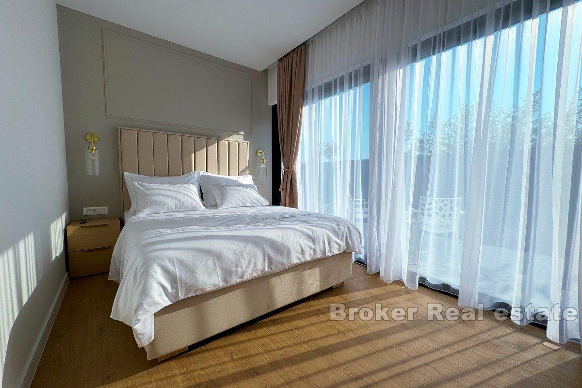 Villa moderne nouvellement construite avec piscine