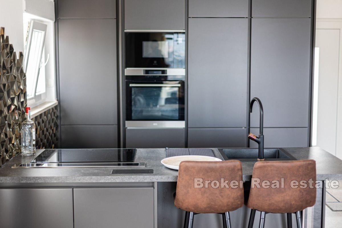 Luksuriøs toppleilighet med basseng og vakker utsikt over havet