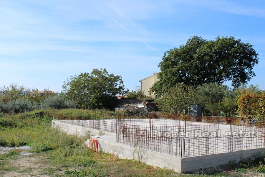 Terrain à bâtir avec fondations