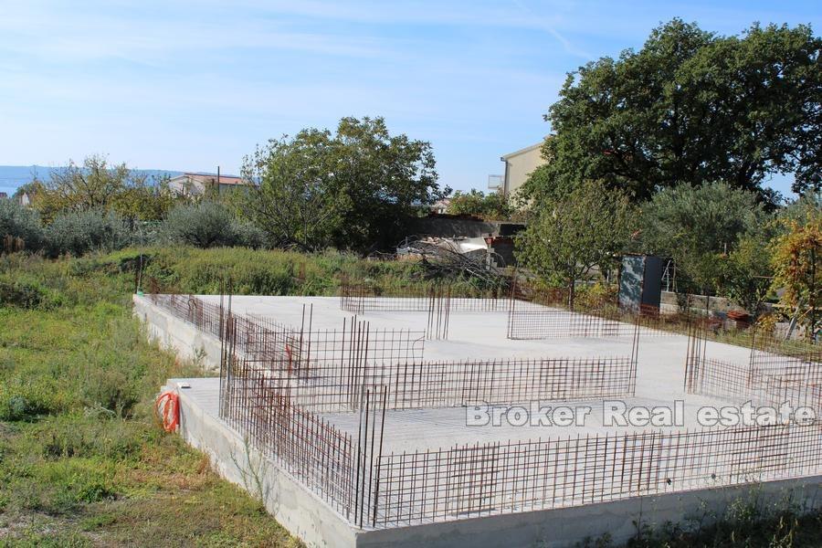 Byggetomt med fundamenter