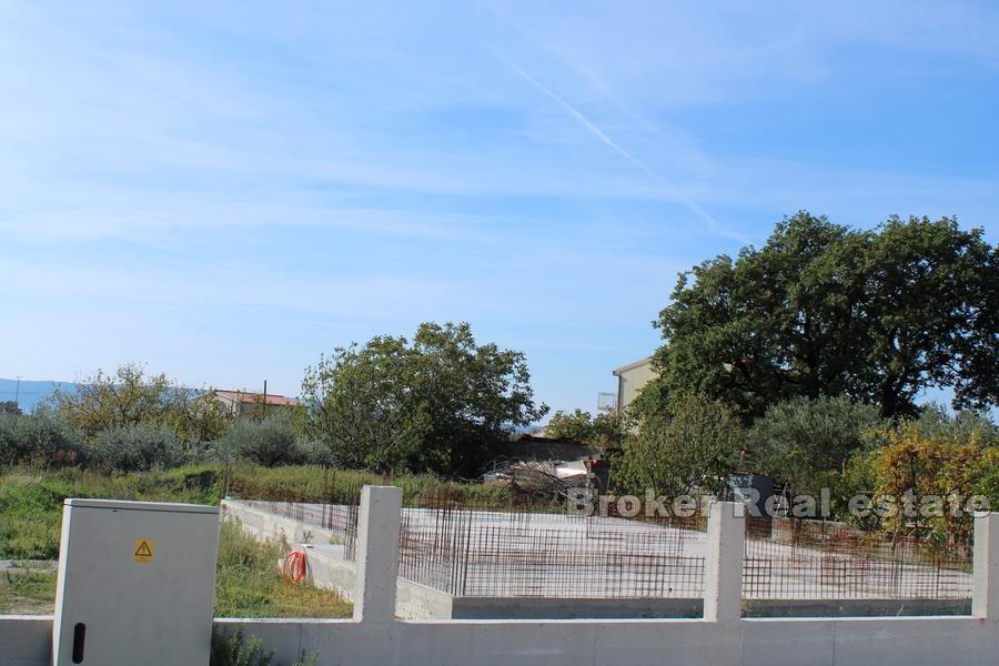 Byggetomt med fundamenter