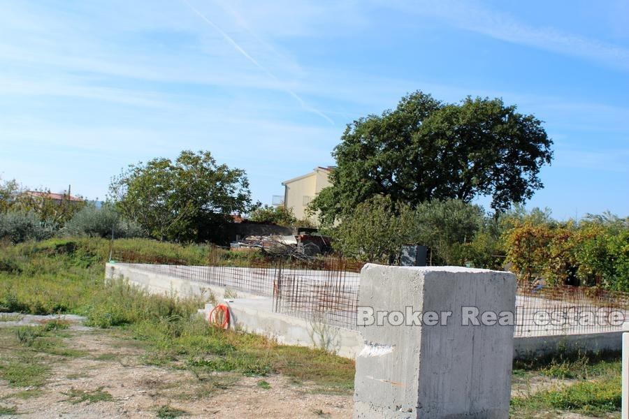 Byggetomt med fundamenter