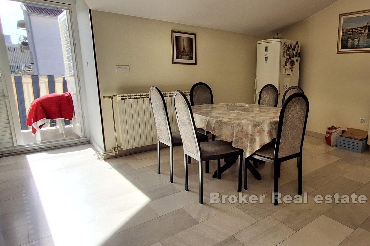 Treroms leilighet med flott beliggenhet